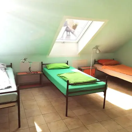 200 M2 Ueber 2 Etagen Fuer Bis Zu 12 Personen * Kassel
